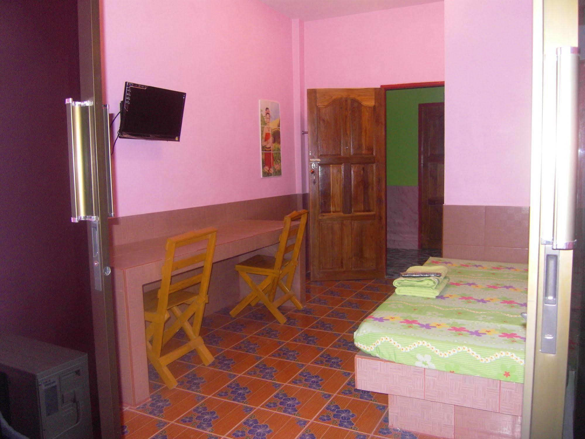 Ruengsrisiri Guesthouse Сукотай Екстериор снимка